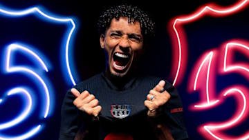 Raphinha com a nova camisa 2 do Barcelona.