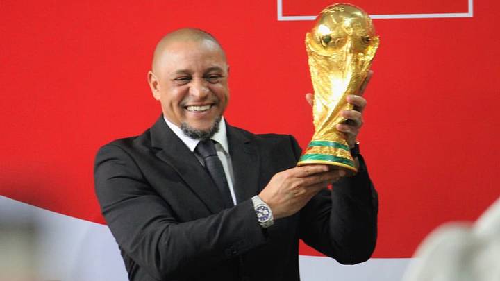 Roberto Carlos levanta la Copa del Mundo en Ciudad de México