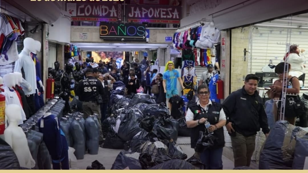 Autoridades federales decomisaron mercancía apócrifa de la Copa del Mundo.