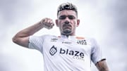 Tiquinho Soares foi anunciado pelo Santos