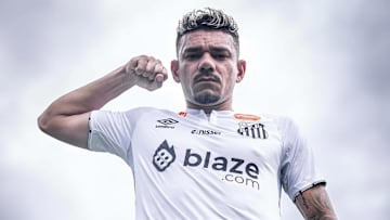 Tiquinho Soares foi anunciado pelo Santos