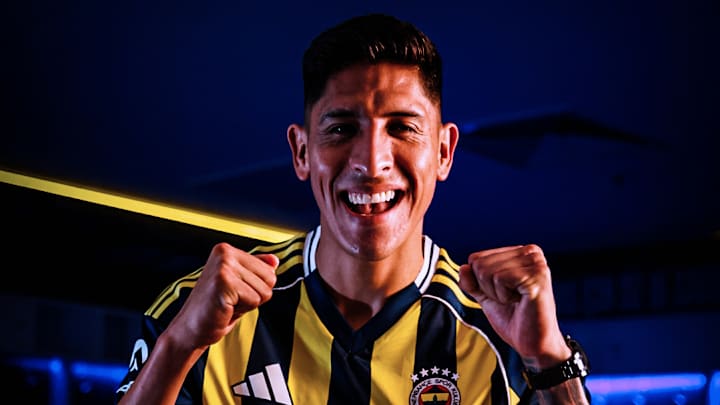 Edson Álvarez ya posa con la playera del Fenerbahçe.
