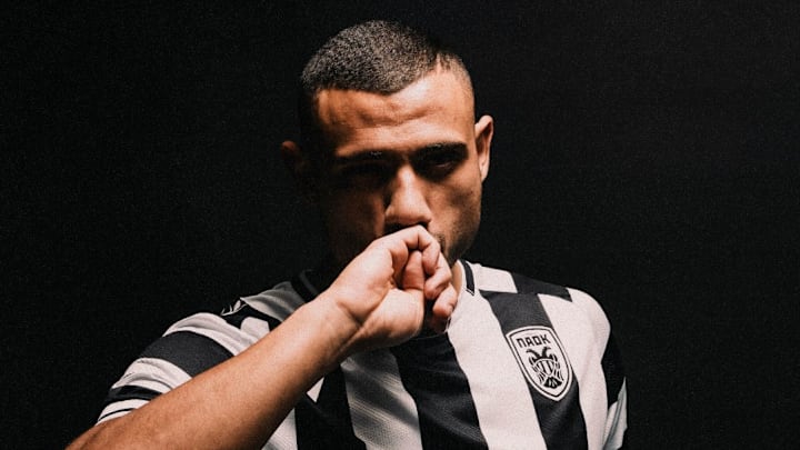 Giorgos Giakoumakis posa con la playera del PAOK de Grecia, su nuevo club. Giorgos Giakoumakis posa con la playera del PAOK de Grecia, su nuevo club.