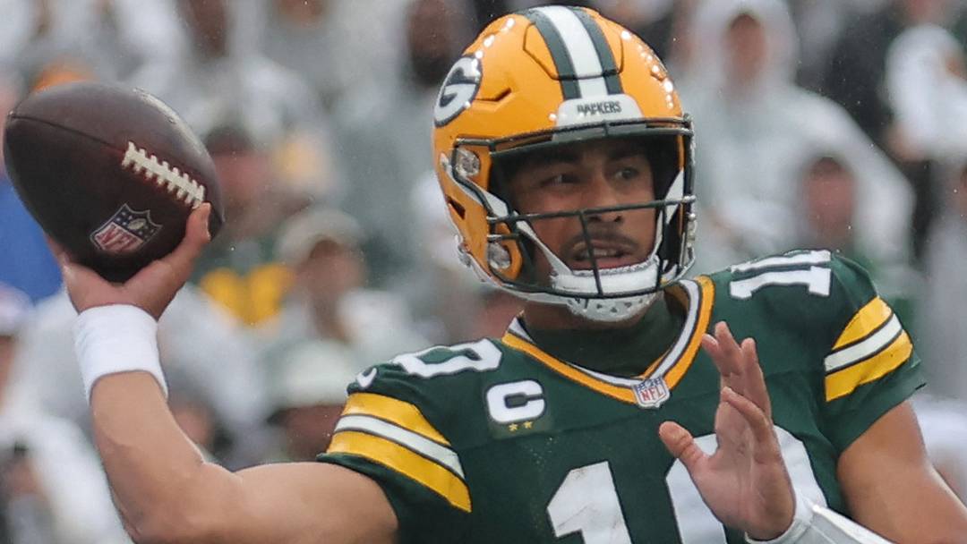 Green Bay Packers quarterback Jordan Love (10) throws a pass against the New York Jets.