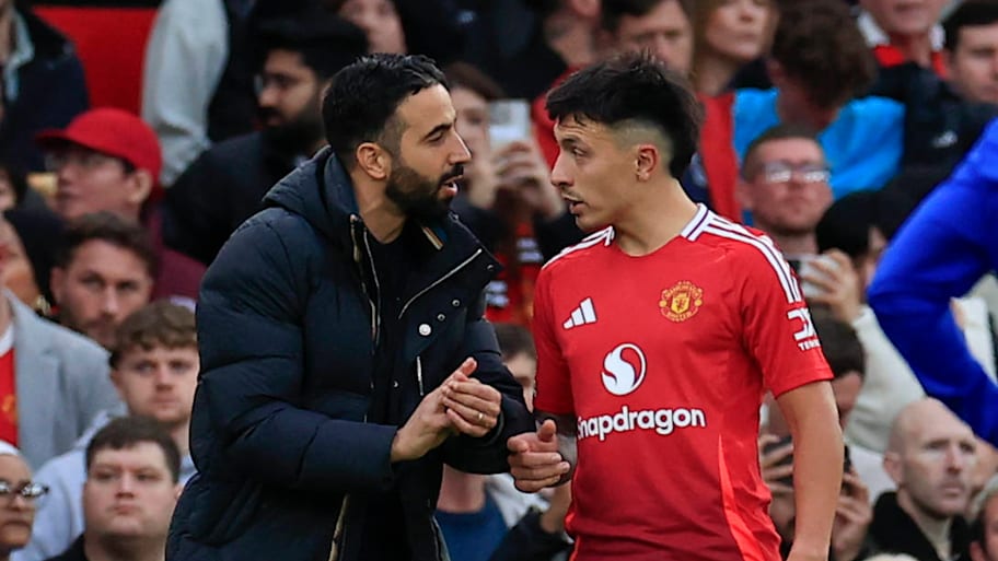 Ruben Amorim gives instructions to Manchester United defender Lisandro Martinez.