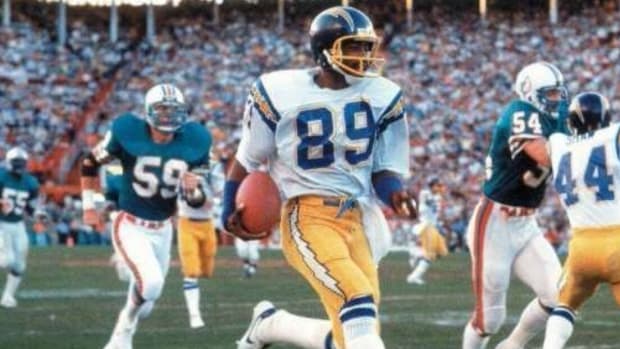 Former San Diego Chargers wide receiver Wes Chandler (89) breaks away for a touchdown against the Miami Dolphins