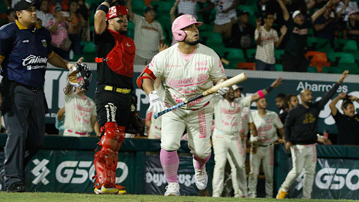 Ramón Cabrera observa la pelota volar lejos, en lo que pensó fue un cuadrangular; la Liga Mexicana de Beisbol determinó, horas después, que su largo batazo fue un sencillo.