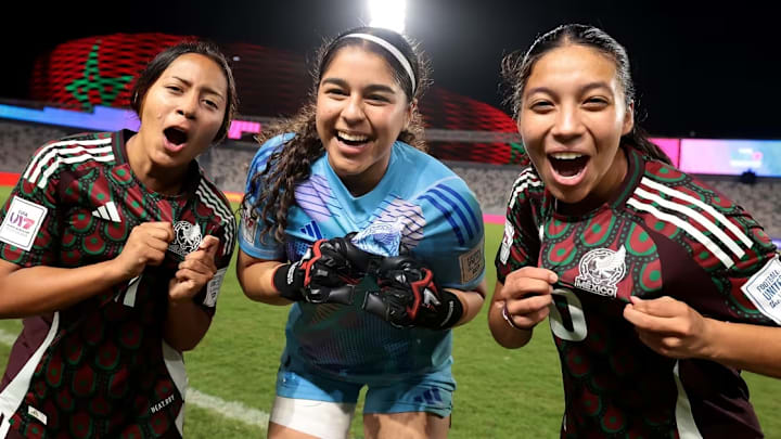 Valentina Murrieta, al centro, la chica de 17 años que es símbolo de una generación que no se rinde.