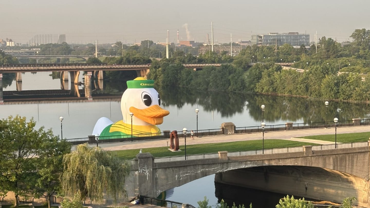 Oregon Ducks Shock Big Ten With Massive Inflatable Duck In Indianapolis River