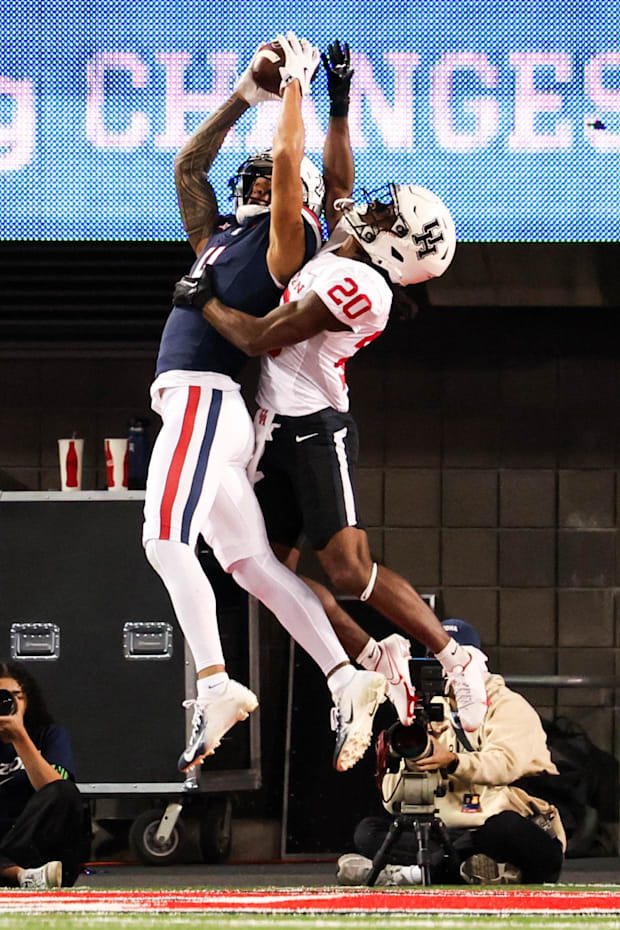 Arizona Wildcats wide receiver Tetairoa McMillan catches the ball to make a touchdown against the Houston Cougars.