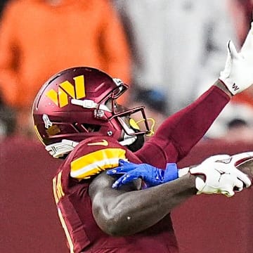 Washington Commanders wide receiver Deebo Samuel (1) makes a catch against Detroit Lions cornerback Arthur Maulet (27).