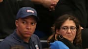 Kylian Mbappé et sa mère, Fayza Lamari, assistent à un match de handball du PSG.