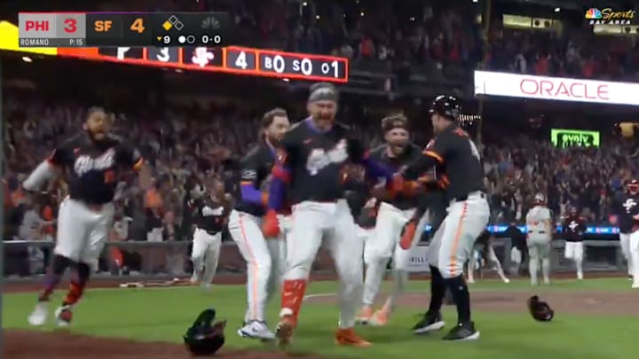 The Giants beat the Phillies with a walk-off inside-the-park home run. 