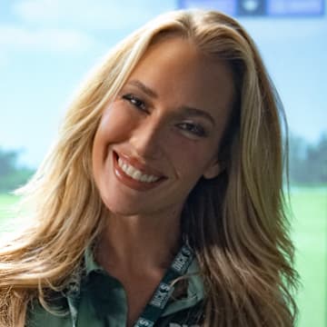  Paige Spiranac as Dick’s Sporting Goods employee Wendy on the set of ‘Happy Gilmore 2.’