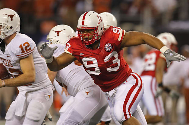 Ndamukong Suh de Nebraska persigue al mariscal de campo de Texas Colt McCoy durante el juego de campeonato Big 12 2009.