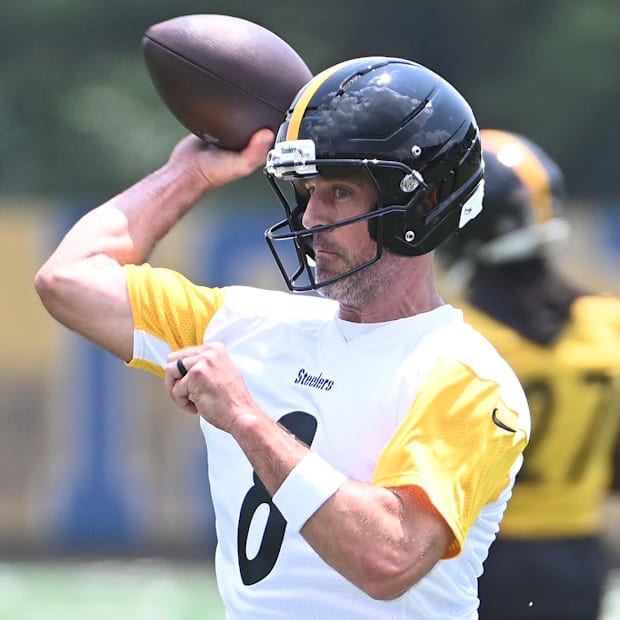 Pittsburgh Steelers quarterback Aaron Rodgers