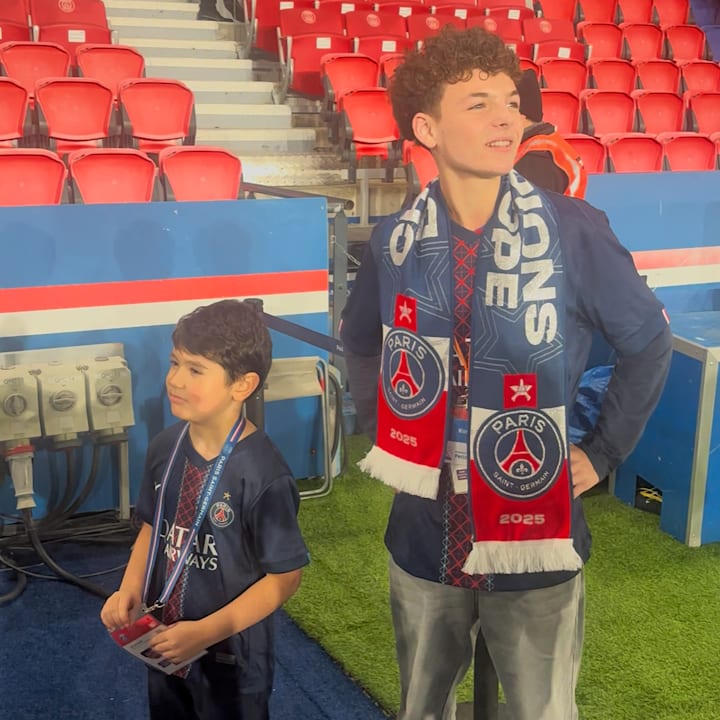 Kosta (à droite) et Manoé (à gauche), des étoiles plein les yeux au bord de la pelouse du Parc des Princes. 