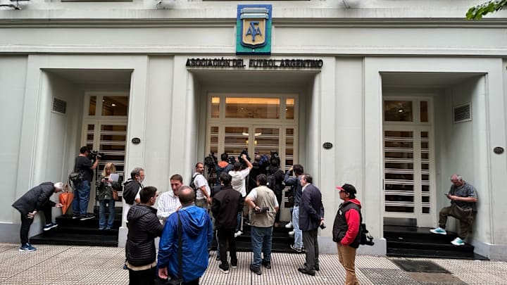 La Asociación del Futbol Argentino acusa al presidente Javier Milei, de usarla de blanco de sus ambiciones políticas. La Asociación del Futbol Argentino acusa al presidente Javier Milei, de usarla de blanco de sus ambiciones políticas.