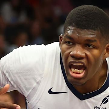 Memphis Grizzlies forward Cedric Coward drives to the basket against Phoenix Suns forward Ryan Dunn.