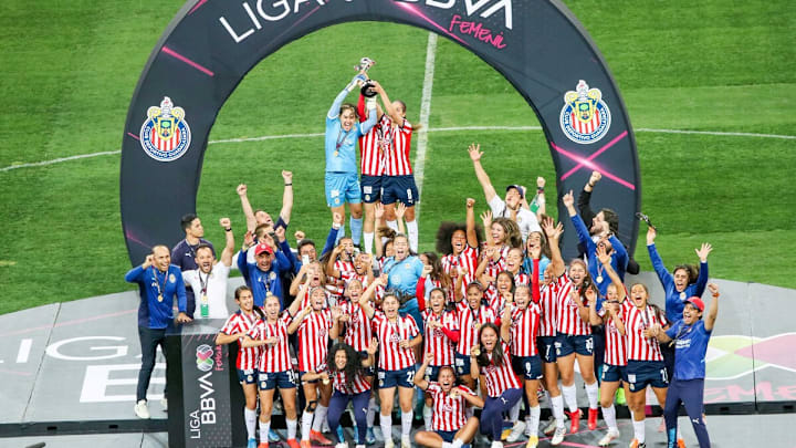 Chivas femenil levanta su segundo título de la Liga. Chivas femenil levanta su segundo título de la Liga.
