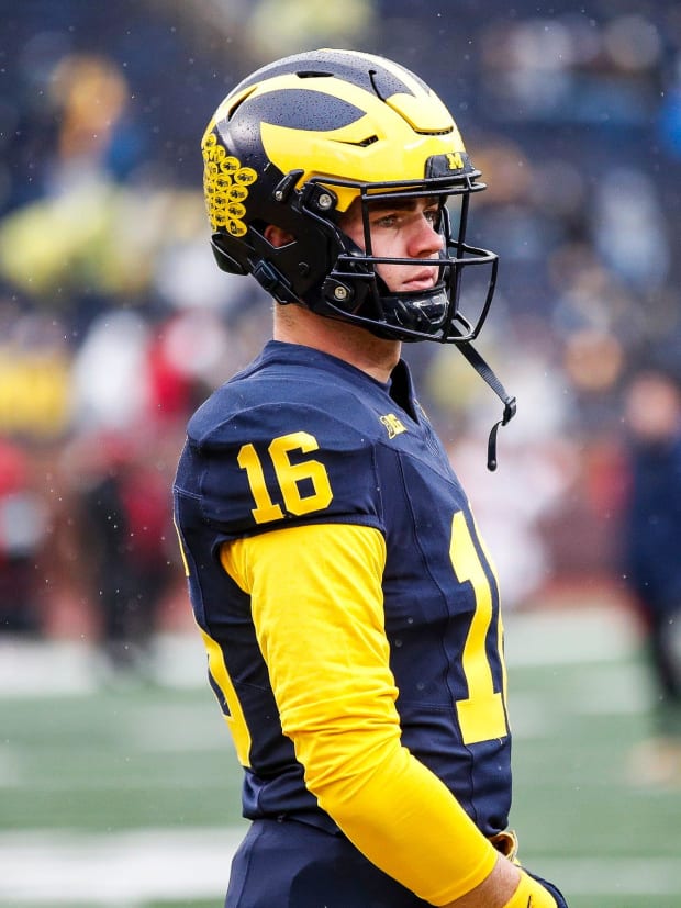 Michigan Wolverines football quarterback Davis Warren