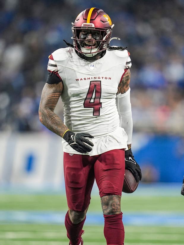 Washington Commanders linebacker Frankie Luvu (4).