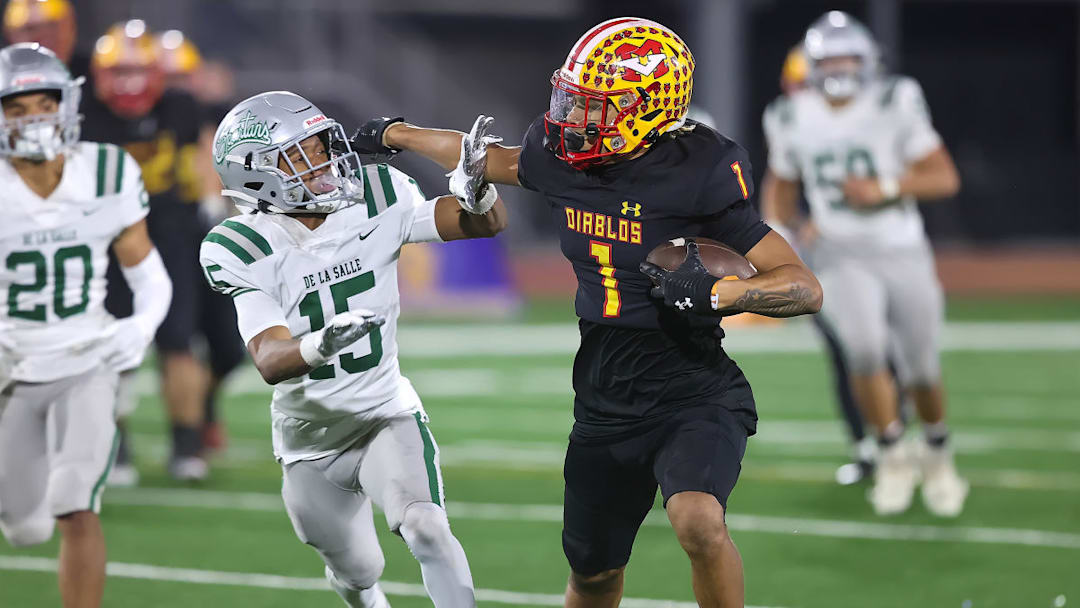 Mission Viejo's Phillip Bell tries to shed a De La Salle defender during the 2023 CIF D1-AA state title game