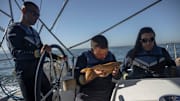 Fernando Araújo (c) perdió la visión siendo recién nacido. Hoy pudo navegar en una embarcación en Brasil.