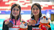 Lía y Mía Cueva Lobato, las brillantes clavadistas mexicanas de 14 años con su medalla de bronce, primera en competencias mundiales.