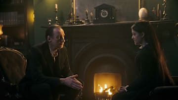 Sherlock & Daughter -- “The Challenge” -- Image Number: SAD101a_0106r -- Pictured (L-R): David Thewlis as Sherlock Holmes and Blu Hunt as Amelia -- Photo: Fionn McCann/Starlings Entertainment -- © 2025 Starlings Entertainment. All Rights Reserved.
