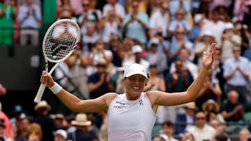 Iga Swiatek, de Polonia, celebra haber clasificado por primera ocasión a las semifinales de Wimbledon. Se enfrentará a la Suiza Belinda Bencic, en un duelo inédito en esta instancia.