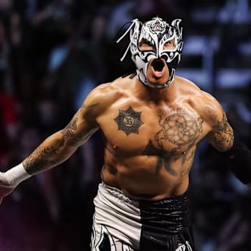 Rey Fenix appears to be signing with WWE.