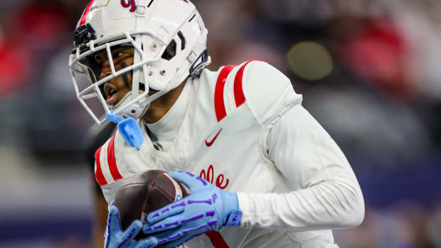 Duncanville (Texas) wideout Dakorien Moore, an Oregon commit, advances during the 2023 UIL 6A D1 state title against 