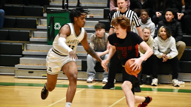 Brady Hennig and defending 4A champion Mount Si go directly to next week's WIAA quarterfinals with regional win at Auburn.