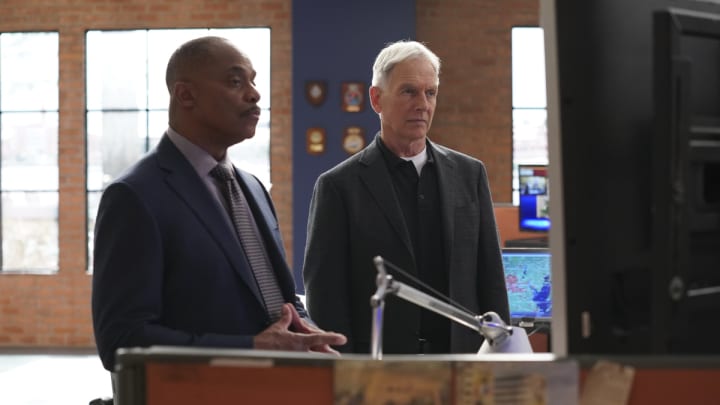 “Everything Starts Somewhere” – Flashbacks reveal the murder case that first introduced young Gibbs (Sean Harmon) to NCIS and his introduction to young, new-to-America Ducky (Adam Campbell), on the 400th episode of NCIS, Tuesday, Nov. 24 (8:00-9:00 PM, ET/PT) on the CBS Television Network. Pictured: Rocky Carroll as NCIS Director Leon Vance, Mark Harmon as NCIS Special Agent Leroy Jethro Gibbs. Photo: Sonja Flemming/CBS ©2020 CBS Broadcasting, Inc. All Rights Reserved.