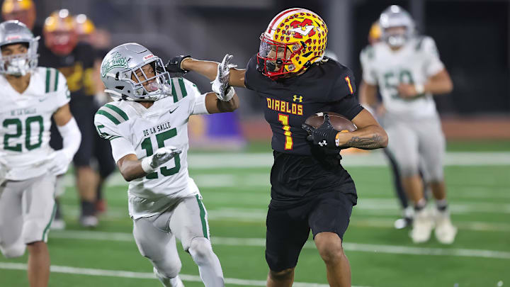 Mission Viejo's Phillip Bell tries to shed a De La Salle defender during the 2023 CIF D1-AA state title game