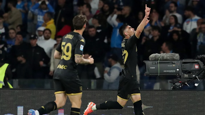 Johan Vásquez, zaguero mexicano del Génova, siembra el suspenso en la Serie A. Su gol roba el triunfo al Nápoles y permite al Inter de Milán acercarse a un punto a falta de dos jornadas en el calcio.