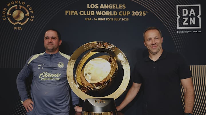 El entrenador André Jardine, del Club América, y el entrenador Steve Cherundolo, del Los Angeles Football Club, posan con el trofeo antes del partido de repechaje para el Mundial de Clubes de la FIFA 2025 en el BMO Stadium