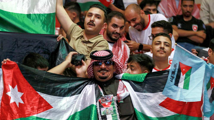 Aficionados de Jordania celebran el pase de su selección al Mundial del 2026.