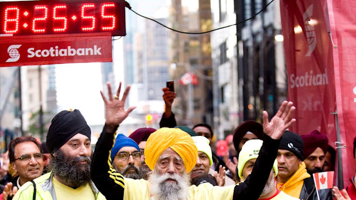 El indio Fauja Singh, el corredor más longevo del mundo, falleció a los 114 años a consecuencia de un atropellamiento en Nueva Delhi.