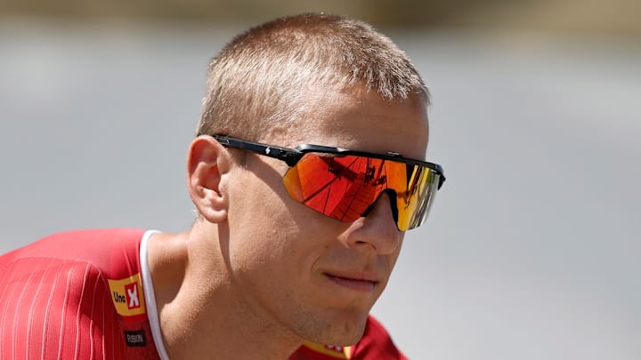 El ciclista noruego Tobias Johannessen, involucrado en la caída del ídolo Tadej Pogacar, ha recibido amenazas en su red social X. Pogacar dijo no haber sufrido consecuencias tras el accidente y sigue en competencia en el Tour de Francia. El ciclista noruego Tobias Johannessen, involucrado en la caída del ídolo Tadej Pogacar, ha recibido amenazas en su red social X. Pogacar dijo no haber sufrido consecuencias tras el accidente y sigue en competencia en el Tour de Francia.