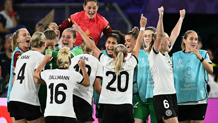 Alemania sobrevivió con 10 jugadoras y elimina a Francia en Penaltis. Jugará frente a España la semifinal de la Euro 2025 femenil.  Inglaterra e Italia será el otro encare. 