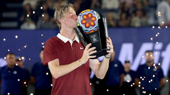 Denis Shapovalov besa el trofeo de campeón del Abierto de tenis de Los Cabos 2025. El canadiense venció en dos sets al estadounidense Aleksandar Kovacevic Denis Shapovalov besa el trofeo de campeón del Abierto de tenis de Los Cabos 2025. El canadiense venció en dos sets al estadounidense Aleksandar Kovacevic