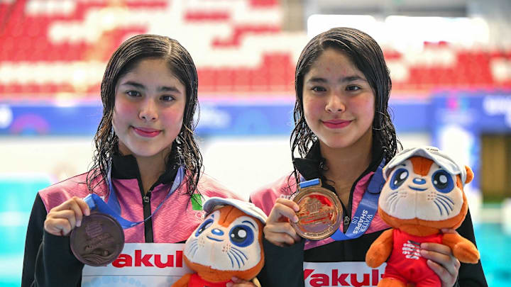 Lía y Mía Cueva Lobato, las brillantes clavadistas mexicanas de 14 años con su medalla de bronce, primera en competencias mundiales.