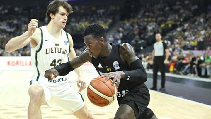 El alemán Dennis Schröder lleva. el balón ante el lituano Ignas Sargiunas.
