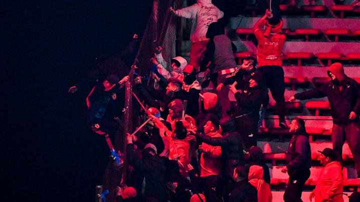 El partido disputado en agosto debió ser suspendido por la violencia desatada en las gradas por parte de los hichas del Independiente de Argentina contra los seguidores de la U. de Chile.