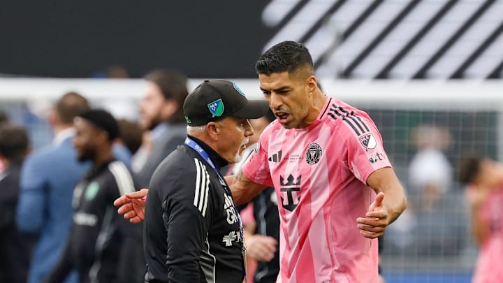 El uruguayo Luis Suárez, del Inter de Miami, discute con Gene Ramírez, jefe de seguridad del Seattle Sounders, tras protagonizar un altercado en el cual escupió a un rival.