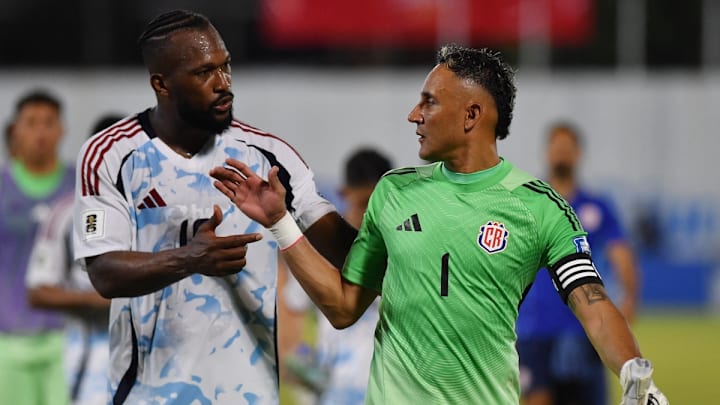 El defensa de Costa Rica, Kendall Waston, se da la mano complacido con su compañero, el portero y capitán Keylor Navas, al término del partido en San Pedro Sula.