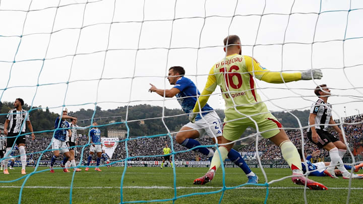 Marc-Oliver Kempf celebra el primer gol del Como frente a la Juventus, a la que derrotaron 2-0, en Italia.
