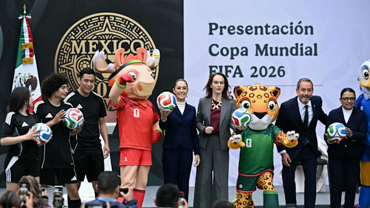 La Presidenta de México, Claudia Sheinbaum (C), junto a Gabriela Cuevas (C-D) representante del Gobierno de México para el Mundial 2026; Jurgen Mainka, director ejecutivo de la FIFA en México, y Rosa Icela Rodríguez (D), Secretaria de Gobernación.